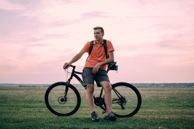 homem-bicicleta-campo-atividade-fisica-melhora-vida-sexual-uro-clinic